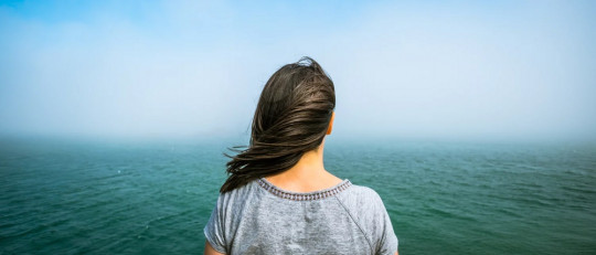 Mujer frente al mar.