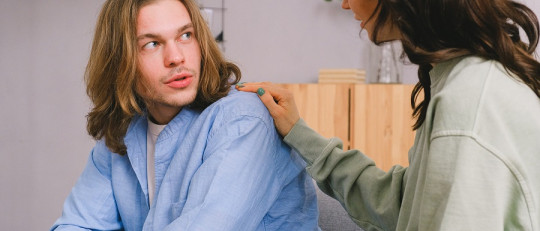 ¿Qué hace que a una persona le cueste confiar en los demás?