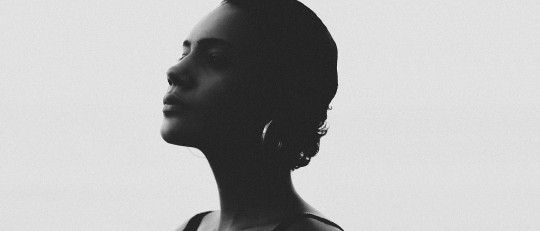 Mujer con la cabeza mojada.