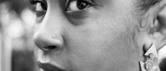 Mujer en blanco y negro.