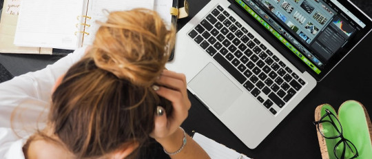 ¿Cómo manejar el estrés laboral en tu trayectoria profesional?