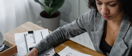 ¿Cuál es la relación entre el perfeccionismo y la ansiedad en el trabajo?