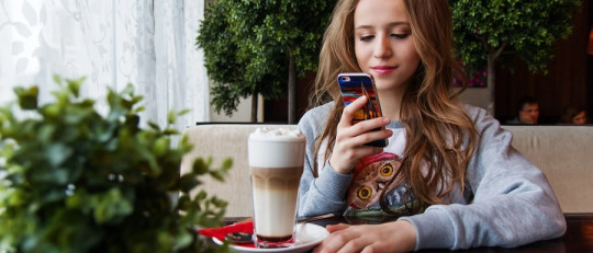 Mirar el móvil y ansiedad: superar la adicción tecnológica