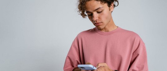 ¿Deben los padres revisar el móvil de sus hijos?