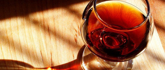 Por qué no debes elegir el segundo vino más barato de la carta