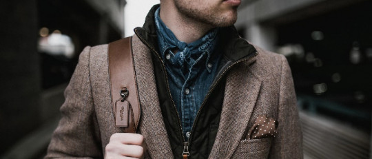 Hombre joven en un andén.