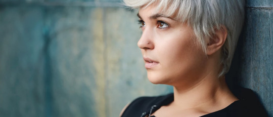 Mujer sintiéndose melancólica.