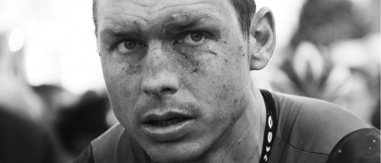 Hombre de mirada agresiva.