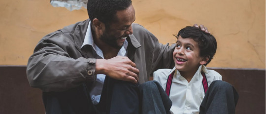Padre e hijo en la calle.