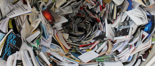 Libros desordenados.