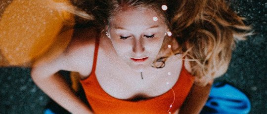 ¿Por qué veo colores al cerrar los ojos?