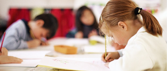 Niños en clase de escuela.
