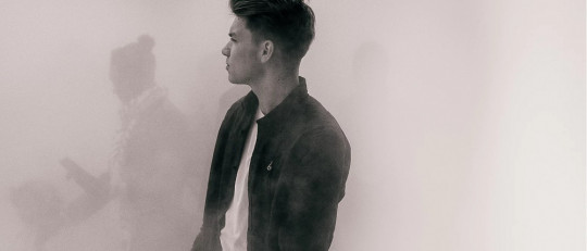 Hombre joven en la niebla.