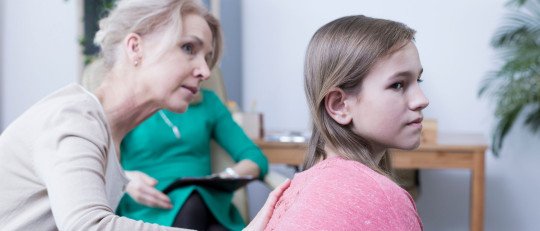 madres-sobreprotectoras-crean-hijos-debiles