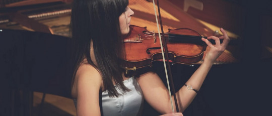 Mujer tocando el violín.