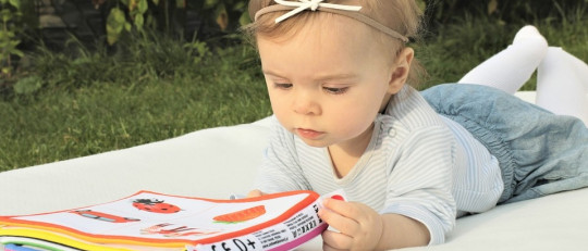 Bebé intentando leer.