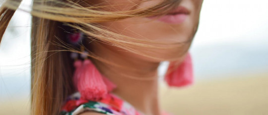Mujer respirando al aire libre.