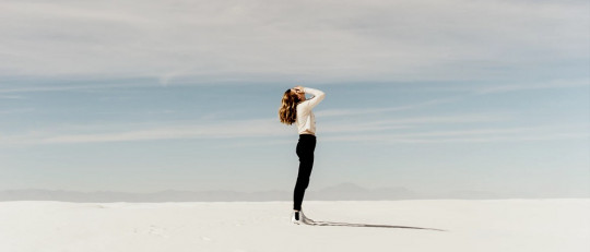 Mujer solitaria y triste.