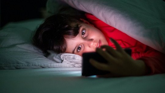 ¿Es malo usar el smartphone antes de irse a dormir en la infancia?