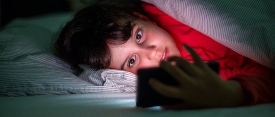 ¿Es malo usar el smartphone antes de irse a dormir en la infancia?