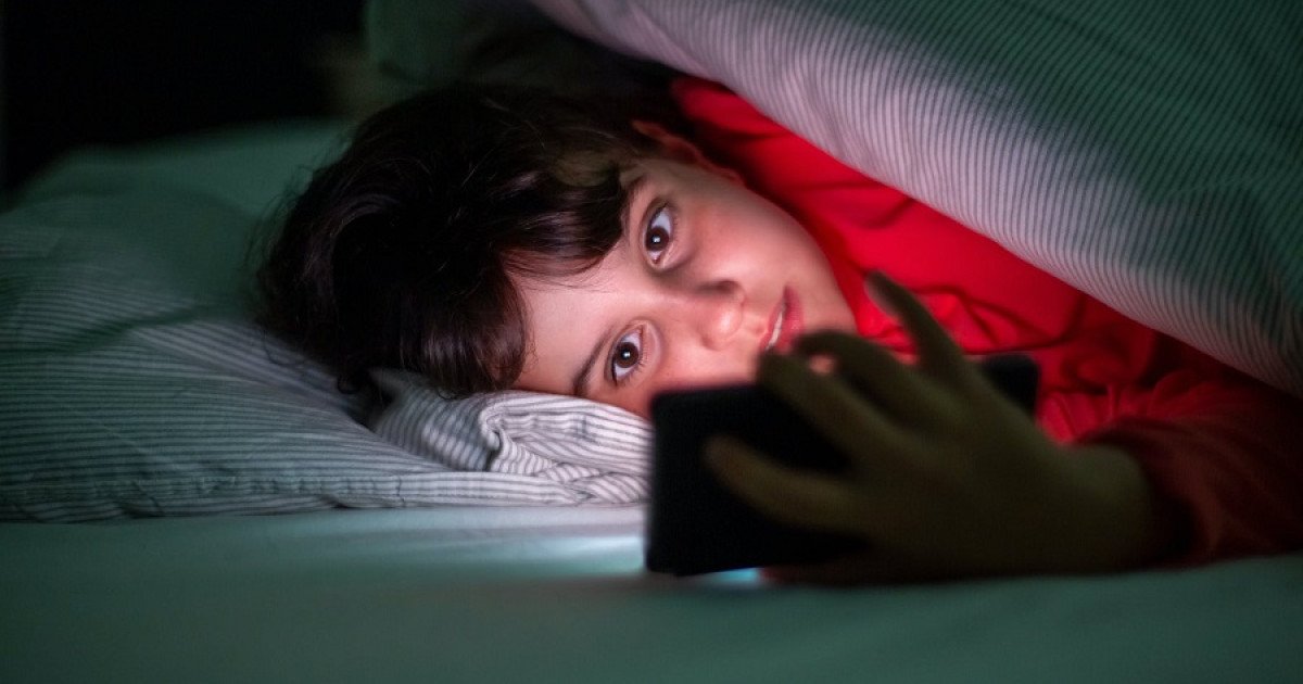 Excessive Use ¿Es malo usar el smartphone antes de irse a dormir en la infancia?