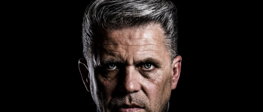 Hombre en la oscuridad.