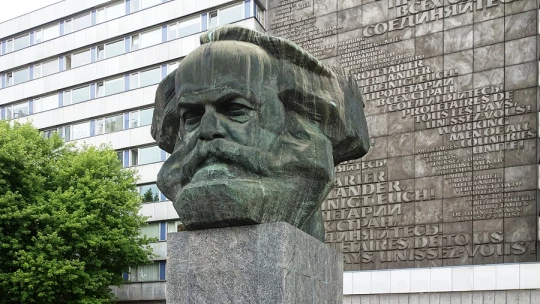 ¿Qué significa 'la religión es el opio del pueblo' según Karl Marx?