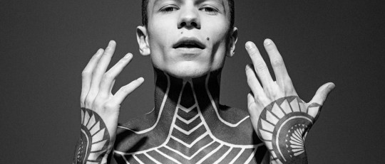 Hombre joven con tatuajes.