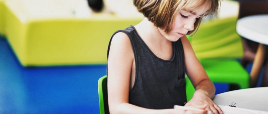 Niña escribiendo.