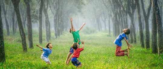 Niños con sordera jugando.