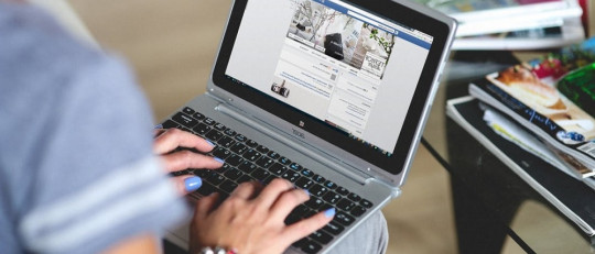 Empresa rastreando datos en redes sociales.