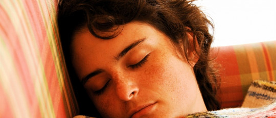 7 señales psicológicas que indican que no estás durmiendo lo suficiente