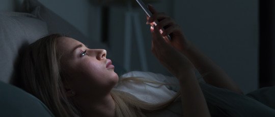 adiccion-movil-pantallas-mirada-psicologia