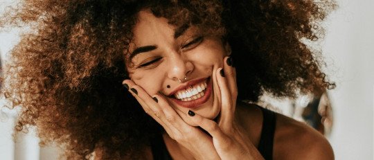 ¿Tiene potencial terapéutico la comedia?