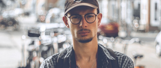 Hombre con trastornos del lenguaje.