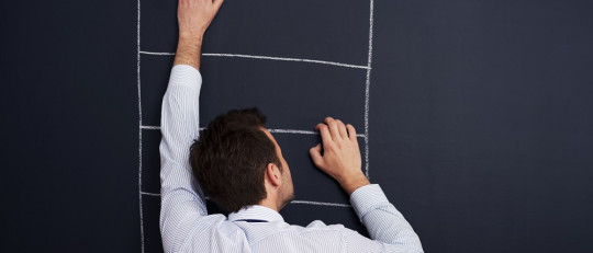 Profesor en una pizarra.