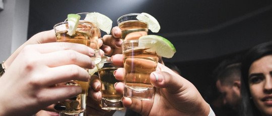 ¿Cómo la Presión Social por beber lleva a los jóvenes al Alcoholismo?