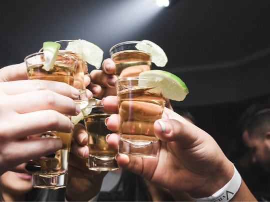 ¿Cómo la Presión Social por beber lleva a los jóvenes al Alcoholismo?