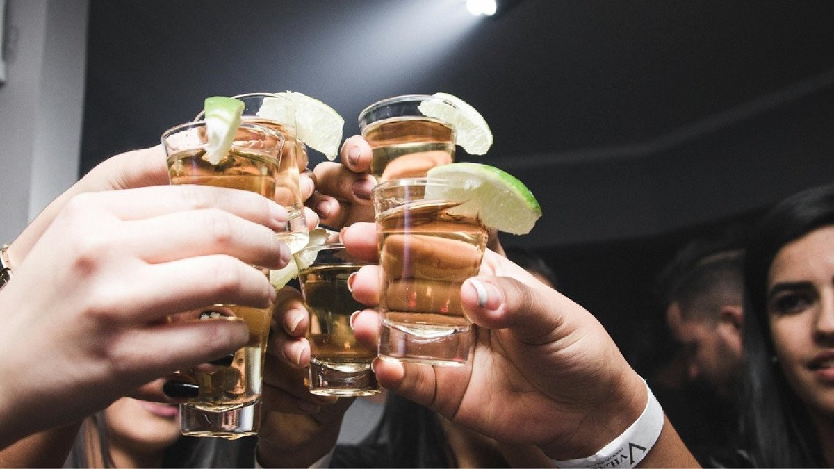 ¿Cómo la Presión Social por beber lleva a los jóvenes al Alcoholismo?