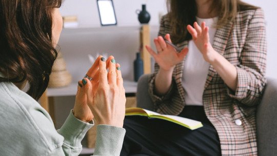 ¿Por qué es importante la escucha activa del psicoterapeuta?