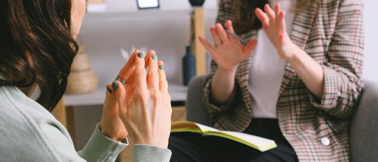 ¿Por qué es importante la escucha activa del psicoterapeuta?