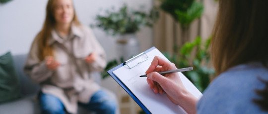 ¿Cómo funciona la Terapia Racional Emotiva Conductual?