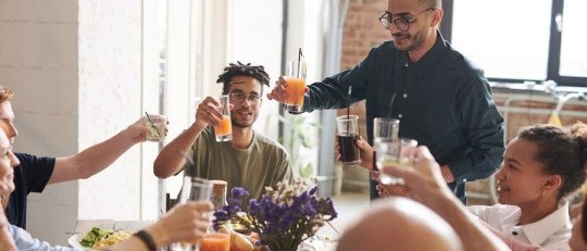 Socializar baja el riesgo de Demencia en personas Neuróticas