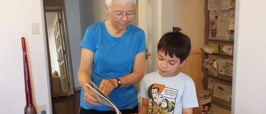 Jóvenes y mayores aprenden de manera distinta, según un nuevo estudio