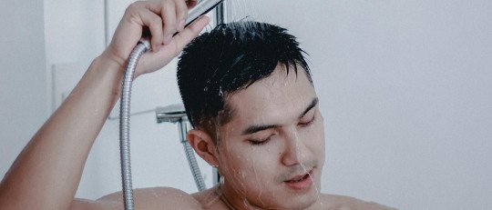 El misterio de las grandes ideas en la ducha: ¿por qué surgen ahí?