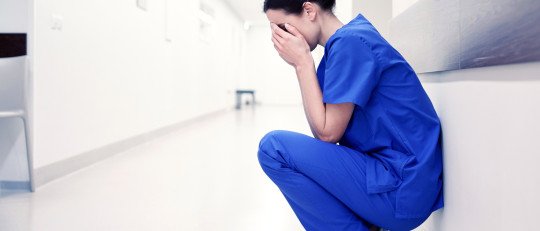 Factores desencadenantes ansiedad médicos y enfermeros