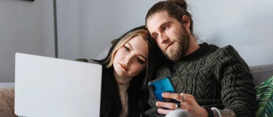 Así es como las relaciones de pareja insatisfactorias llevan a la Adicción a Internet