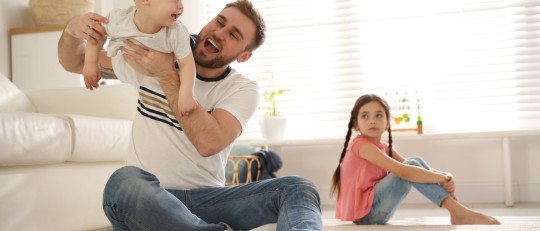 Cómo favoritismo influye en crianza y desarrollo infantil