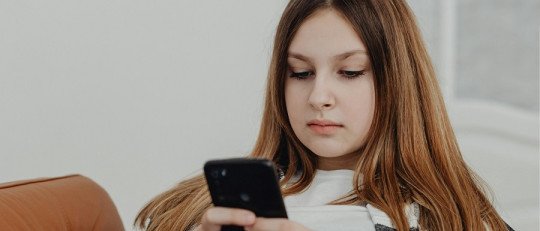 Por qué el uso constante de Pantallas nos lleva a Comer sin Hambre