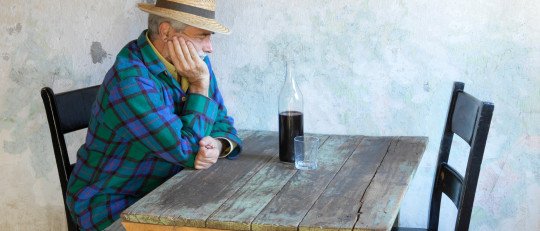 Soledad desgasta mente gente mayor